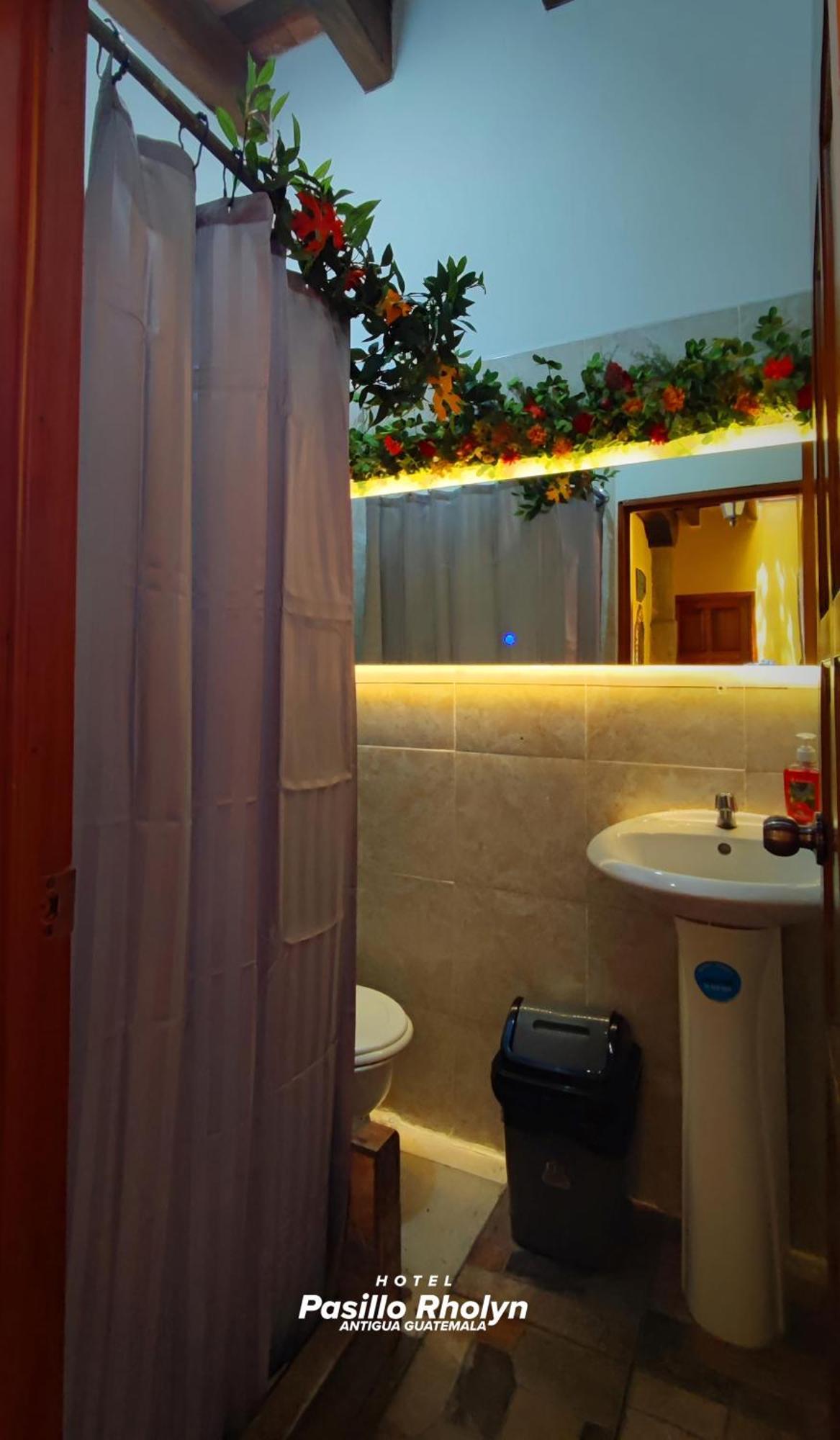 Hotel Rholyn Pura Vida !! Antigua Екстериор снимка