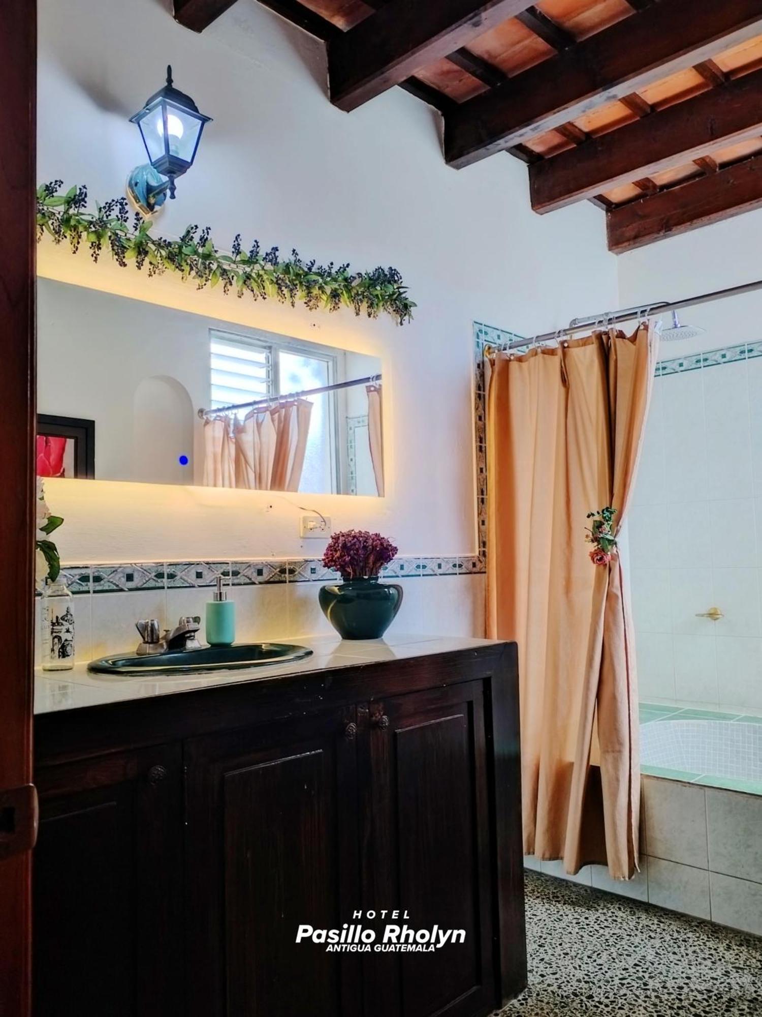 Hotel Rholyn Pura Vida !! Antigua Екстериор снимка