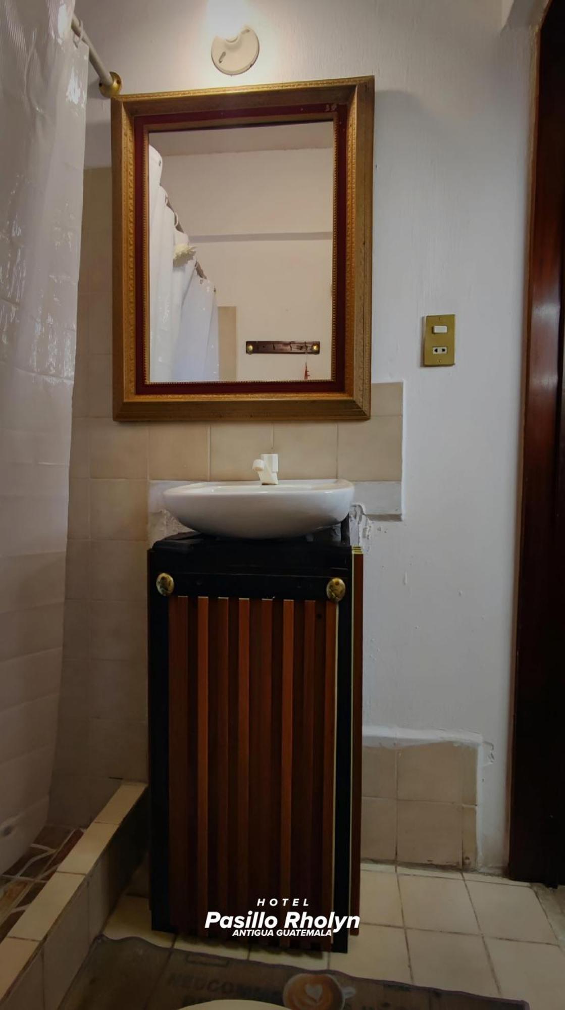Hotel Rholyn Pura Vida !! Antigua Екстериор снимка